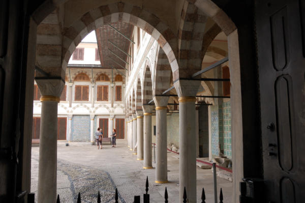 Courtyard inthe palace in Istanbul